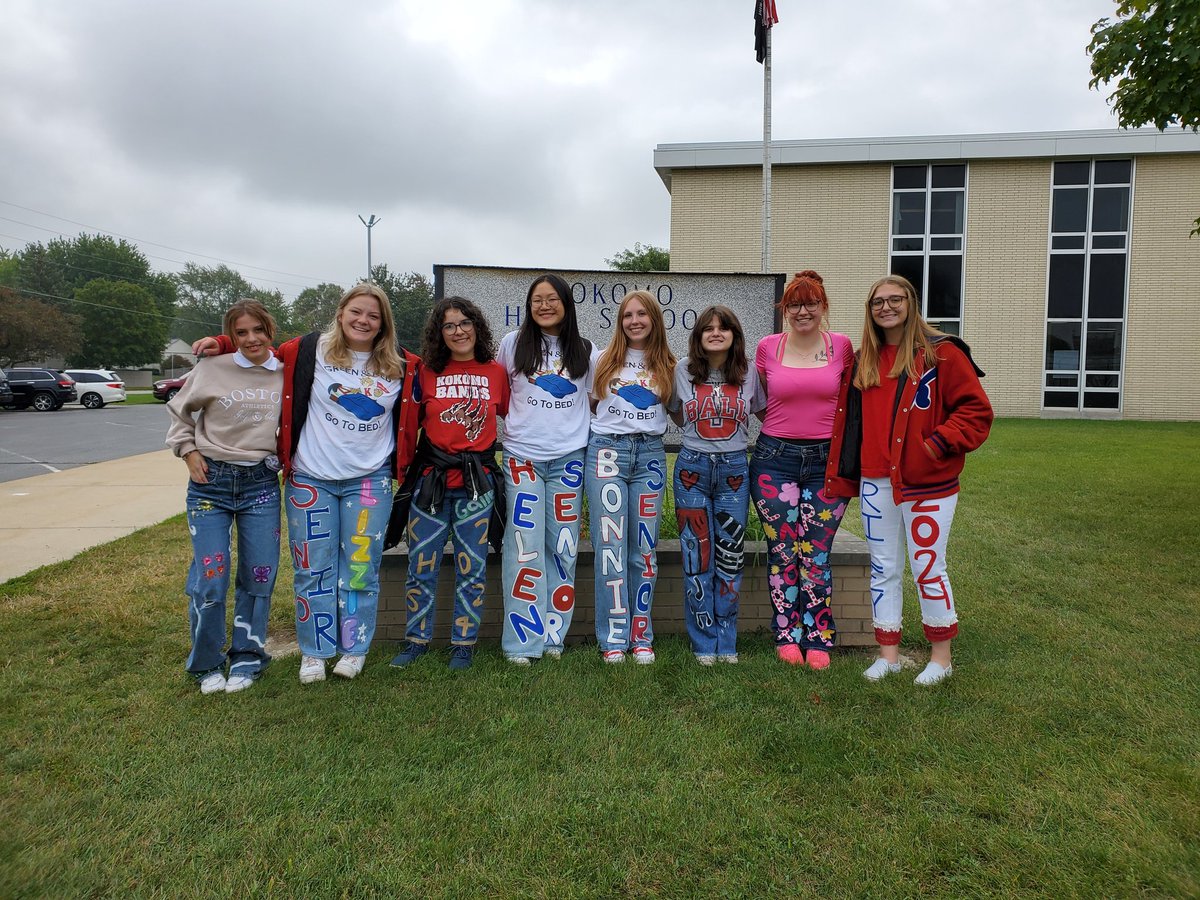 Beckyteach87's tweet photo. @Kats_Principal Senior IB/DP seniors and their Spanish exchange students celebrate Homecoming with senior Jeans and Messages to Alumni! #KHSHoco https://t.co/tkqJE0BVki
