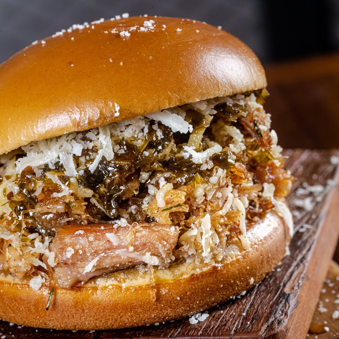 GeekBurger17's tweet photo. Preparado para uma Aventura Saborosa? 🌟🍔  Apresentando o Miss Piggy Burger: Pão tipo brioche, bacon defumado e temperado (como dragões que cospem fogo!), parmesão ralado (uma relíquia das antigas) e uma mágica geleia de jambu para uma explosão de sabores! 🥓✨ #MissPiggyBurger https://t.co/CwntlYCOb6