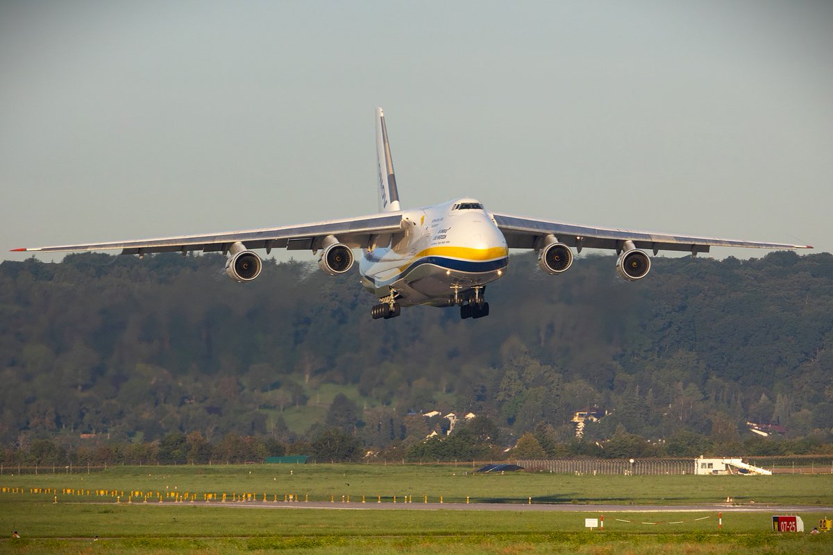 Großer Vogel im Anflug 🛫  Morgen besucht uns wieder eine Antonow An-124! Flugzeug-Fans können sie sich nach jetzigem Planungsstand um circa 18 Uhr am Stuttgart Airport ansehen 👀  #flySTR