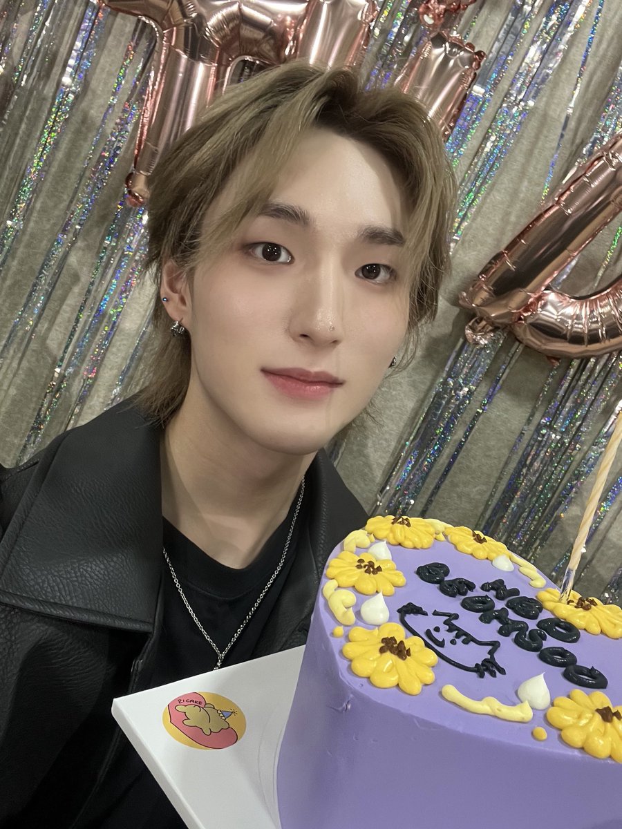 XODIAC_MEMBERS's tweet photo. [#범수]

진짜 많이 축하해줘서 고마워 지금 너무 행복해 사랑해 쏘블리💜

#XODIAC #소디엑 #BEOMSOO #범수 https://t.co/3sODK9FzW8