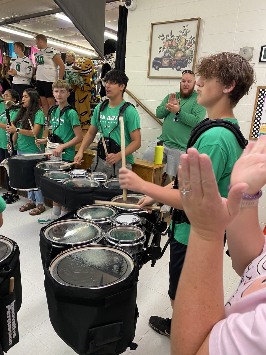 TatetigersVB's tweet photo. We had some special guests for Rise n Shine!!! https://t.co/ZkP975YY76