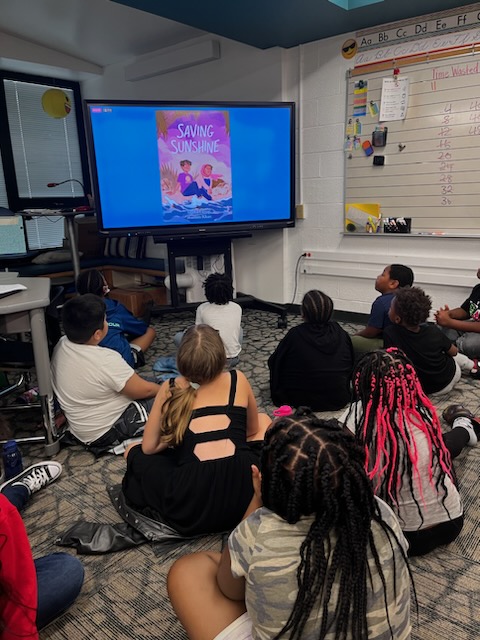 HarrHillSIPA's tweet photo. We had another great @BookBreak4Schls visit with author @kellyyanghk Our students were so excited to hear more about her book series #FrontDesk #HHReads #HHLightning @ltgoodnews https://t.co/GsDSyWxiGV
