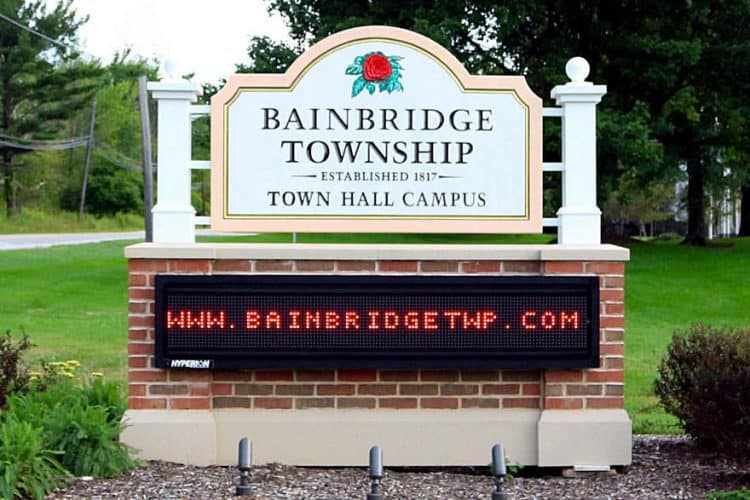 EasySignOhio's tweet image. Make a bold statement with a custom monument sign with LED message center. Perfect for businesses, schools and organizations, our signs are built to last and will help you communicate with your community in a stylish and effective way.#custommonuments #LEDmessagecenters #signage