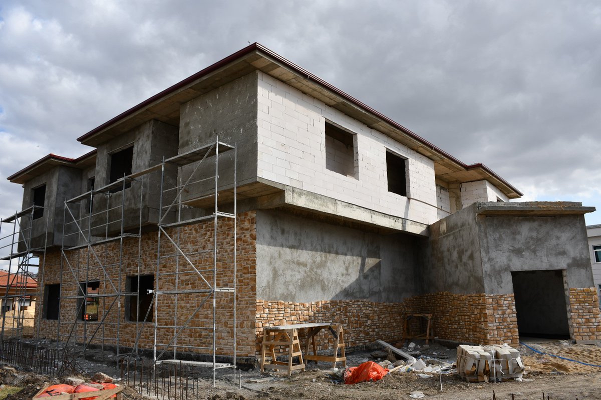 GerenliMurat's tweet photo. Daha yaşanabilir bir Lüleburgaz için çalışmalarımız aralıksız sürüyor. Bir yandan Balkan Evi'mizin inşaatı hızla yükselirken diğer yandan Demir Hattı Caddesi'nde sona doğru geliyoruz. ++ https://t.co/zVpAmkK0sO