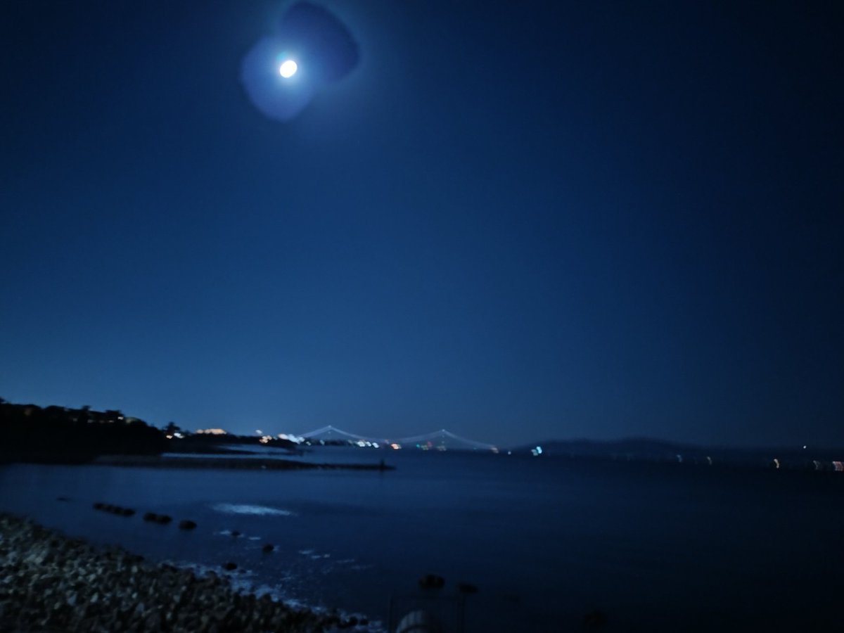 atsu2mi's tweet photo. 満月の夜です🌕
海��が気持ち良き🌴🌊

満月に向かって財布を振りました
お金が貯まりますように💵 https://t.co/uJ42dG6bRO