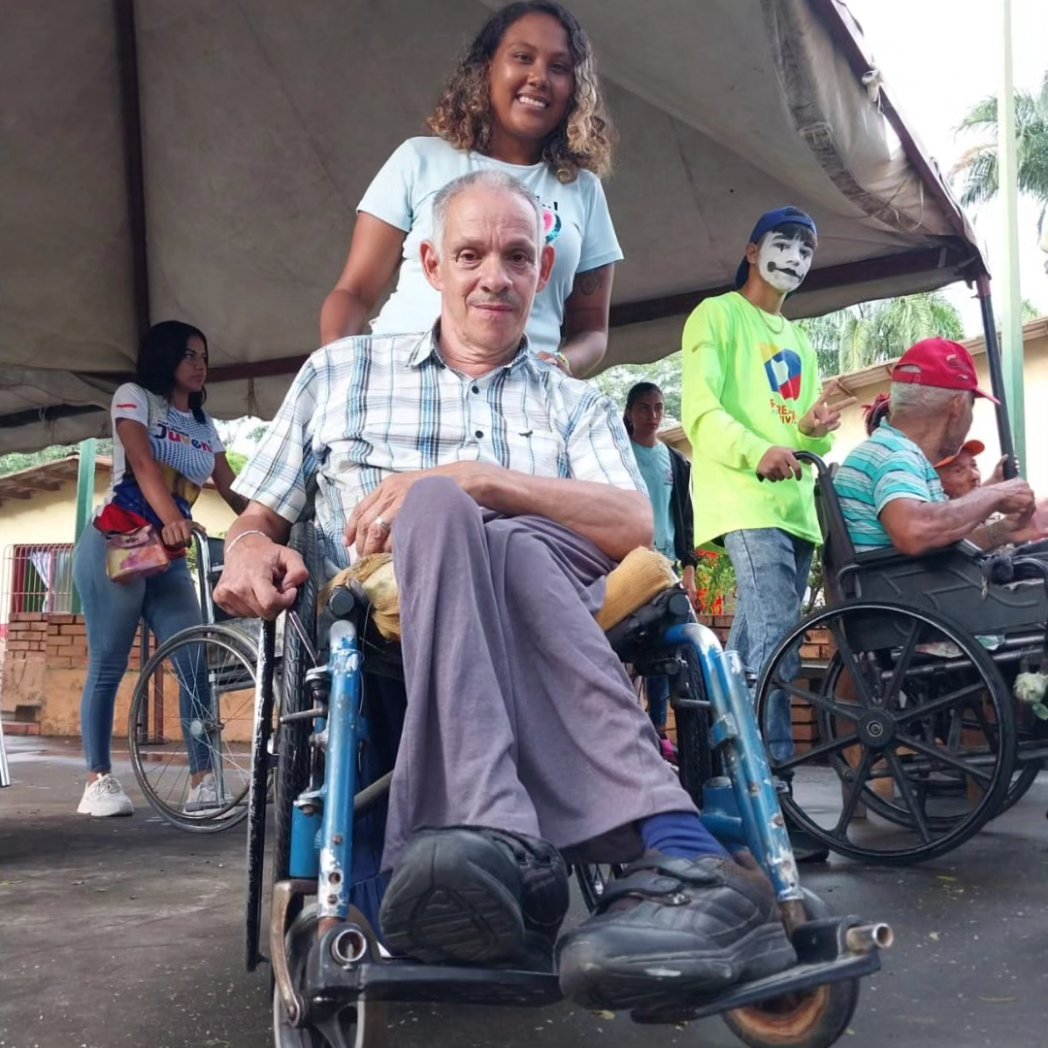 enteratedelara's tweet photo. #29Sep|🇻🇪 📢 
#VenezuelaDeValoresYCultura
Junto a nuestra juventud sumamos esfuerzos para brindar amor a los adultos mayores en una jornada llena de sorpresas para el @INASSLARA1 #inass
#lara @salainass @PsuvIribarrenVe @psuvlara2023 @Mippcivzla @psuvorgiribarr1 @MagaGutierrezV https://t.co/s6sFJ7p9lr