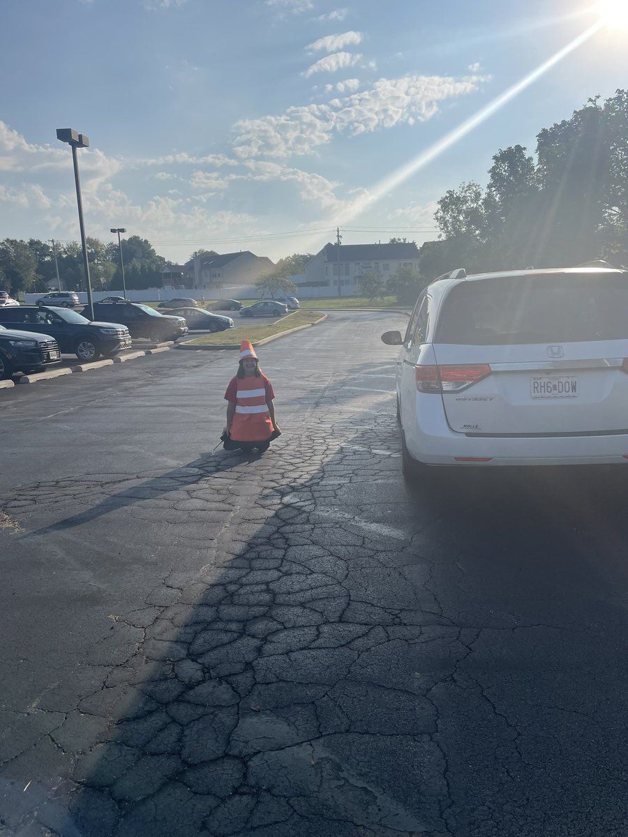 ZumEmge's tweet photo. Mrs. Dempsey keeping all of our Stars safe during morning arrival today! #Emge #EmgeStars https://t.co/ijYqDpIHPj