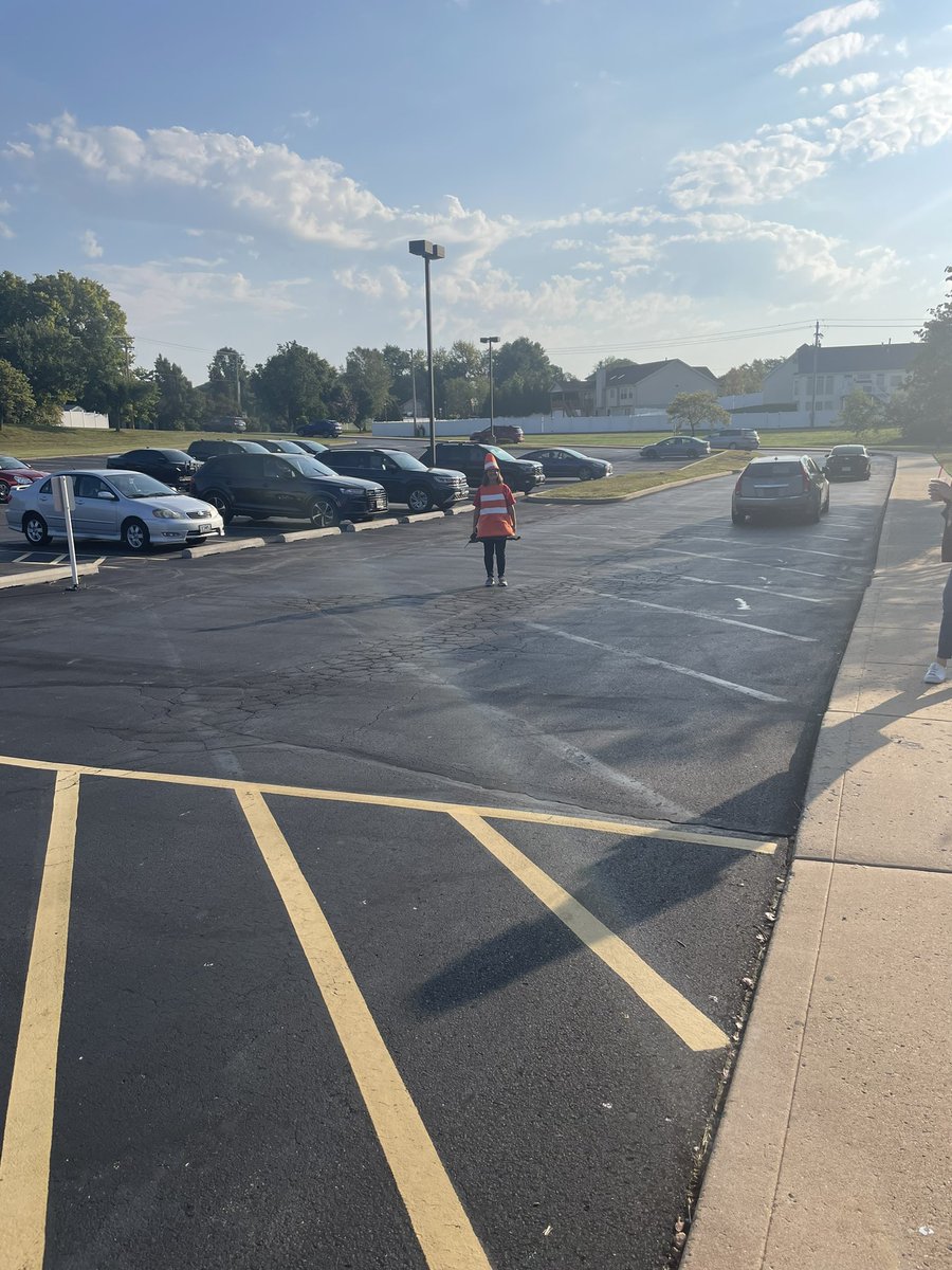 ZumEmge's tweet photo. Mrs. Dempsey keeping all of our Stars safe during morning arrival today! #Emge #EmgeStars https://t.co/ijYqDpIHPj