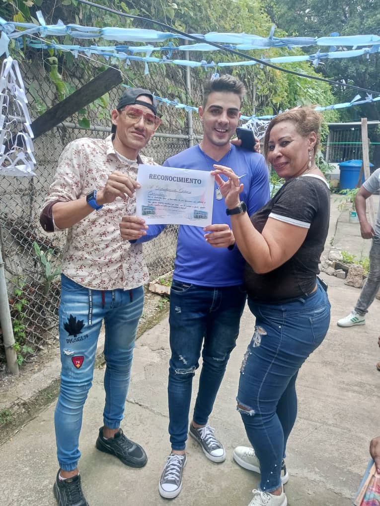 cubacooperaven's tweet photo. Con alegria y entusiamo celebran el aniversario 63 de los CDR los colaboradores pertenecientes al Centro de Salud Integral #Montalban del #DistritoCapital donde fueron reconocidos colaboradores destacados.
#CubaPorLaVida #UnidosXCuba https://t.co/fNkzTVaP1X