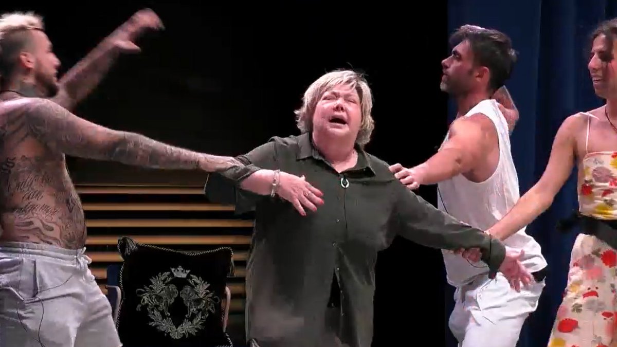 noah90_'s tweet image. Yo viendo como hay personas que piden la expulsión de Karina, siendo ella lo que quiere que pase sin tener que pagar la multa e irse con un sueldazo. #ghvip29s #GHVIPGala3 
SOL A LA CALLE ☀️