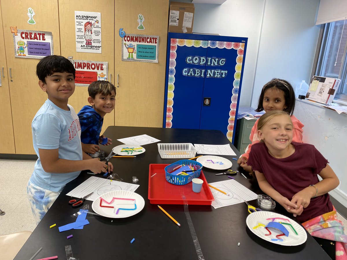 DLemkeWSS's tweet photo. These engineers constructed a marble maze in STEAM today. We learned that gravity pulls the marble around. https://t.co/JtCUyz2WMy
