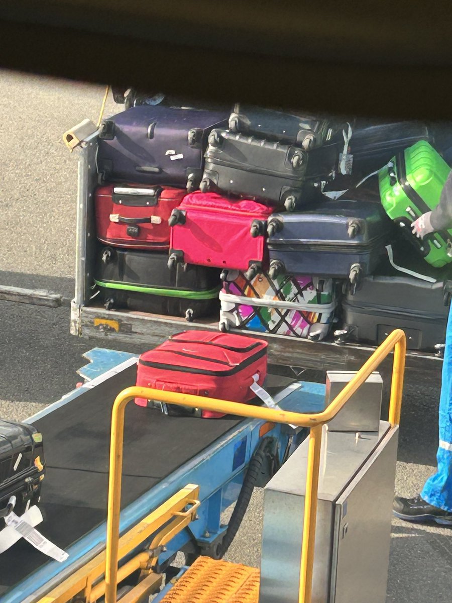 RowenaA's tweet photo. And we are off- Team Study in Wales!! @sarahenbant @mcrisfernand @DanHeggs, Emma &amp; my pink suitcase!!! https://t.co/KjCWRdmvKy
