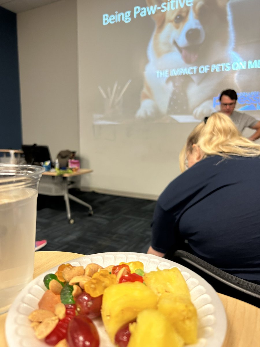 iamlettybueno's tweet image. Happy Friyay! Paw-sitively started the morning with Sherman the Corgi! Thank You Aaron for a wonderful presentation. #Corgioncampus #LearningSummit