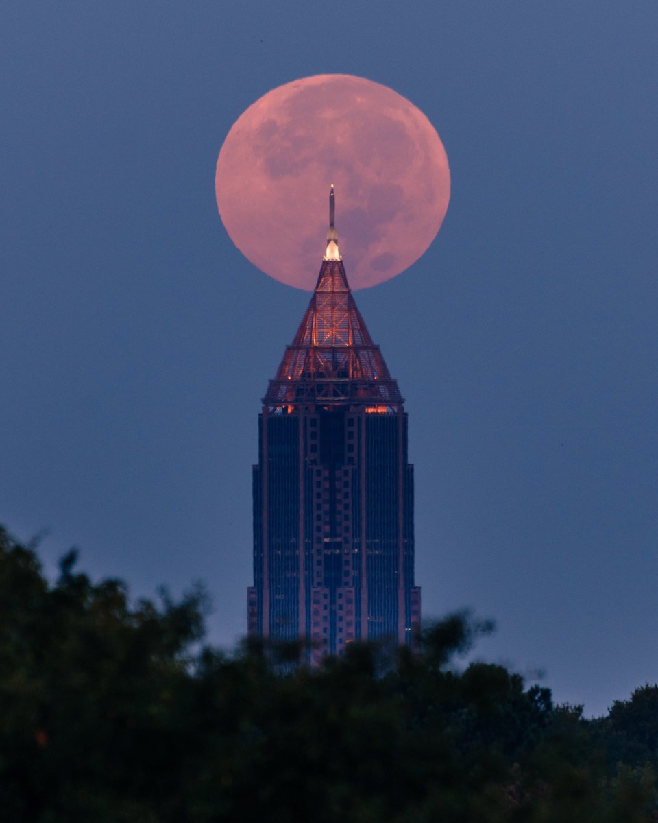 The #beautiful #harvest #full #moon setting behind the Bank of America Tower this morning in #Atlanta !