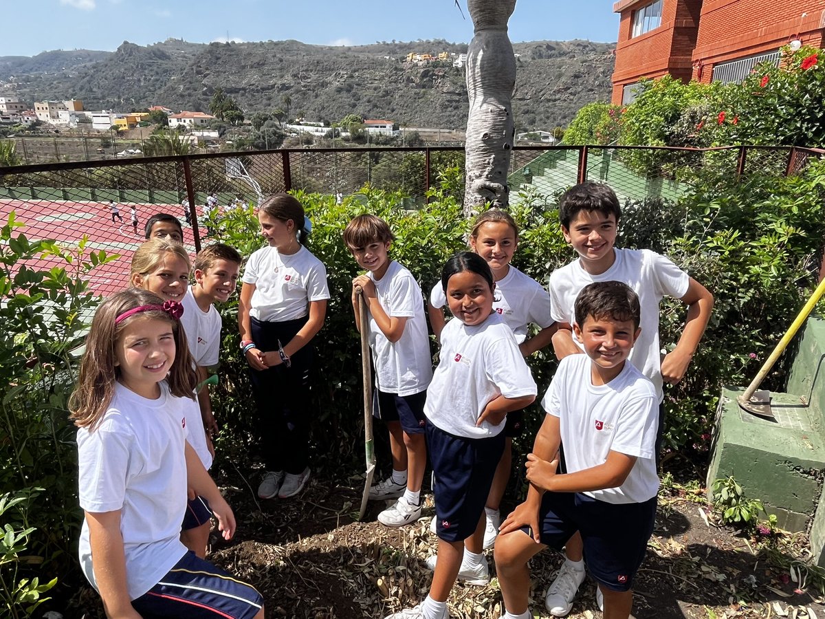 Atlantic_School's tweet photo. @Atlantic_School se suma a la iniciativa solidaria de la @EducacionCan de concienciación y apoyo a los afectados por el incendio de Tenerife plantando un árbol. #ReforestarLaEsperanza 🌲♥️🇮🇨 https://t.co/SRjjx1TwQf