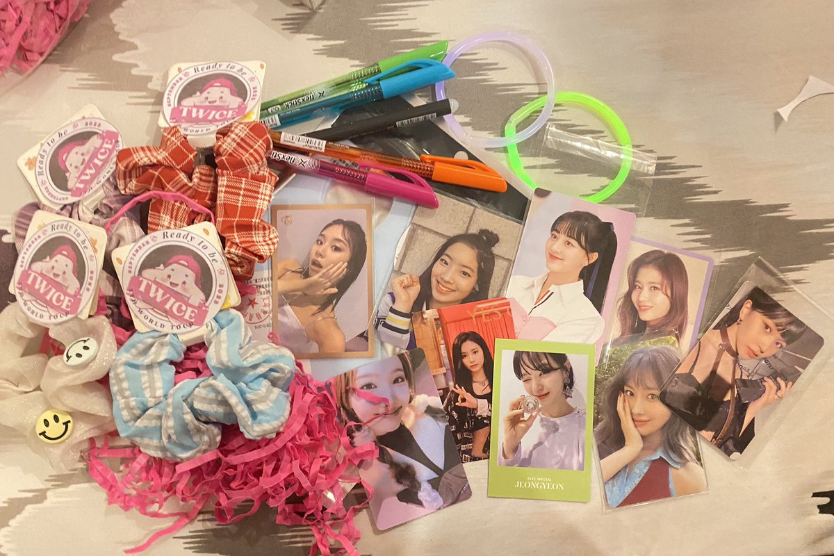 uribyeolph's tweet photo. Hi byeols! Sana di pa late HAHAHA now lang na-asikaso pero will be giving away some freebies tomorrow! Official twice photocards and some essentials hehe hope to see you there 💗💗💗

P.S limited lang po sorry huhu bawi next life 🥹

#TWICE_5TH_WORLD_TOUR_BULACAN https://t.co/NEDFsqaR7L