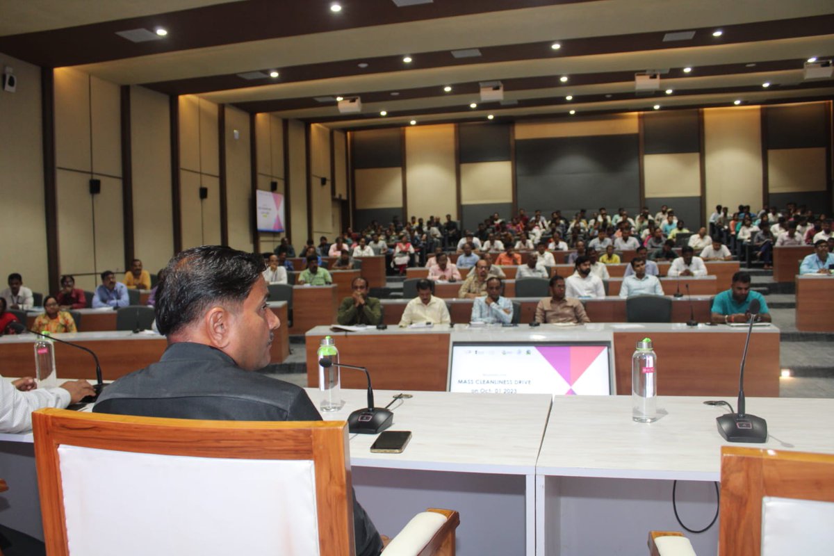 bmcbbsr's tweet photo. A preparatory meeting was held today to discuss the strategy on #MassCleanliness drive for 1st October with #communityparticipation.
The drive will be held in each ward, join us to make your surroundings clean.
#SwachhataHiSeva
#BhubaneswarFirst
#GarbageFreeIndia https://t.co/AZXNvLEKed