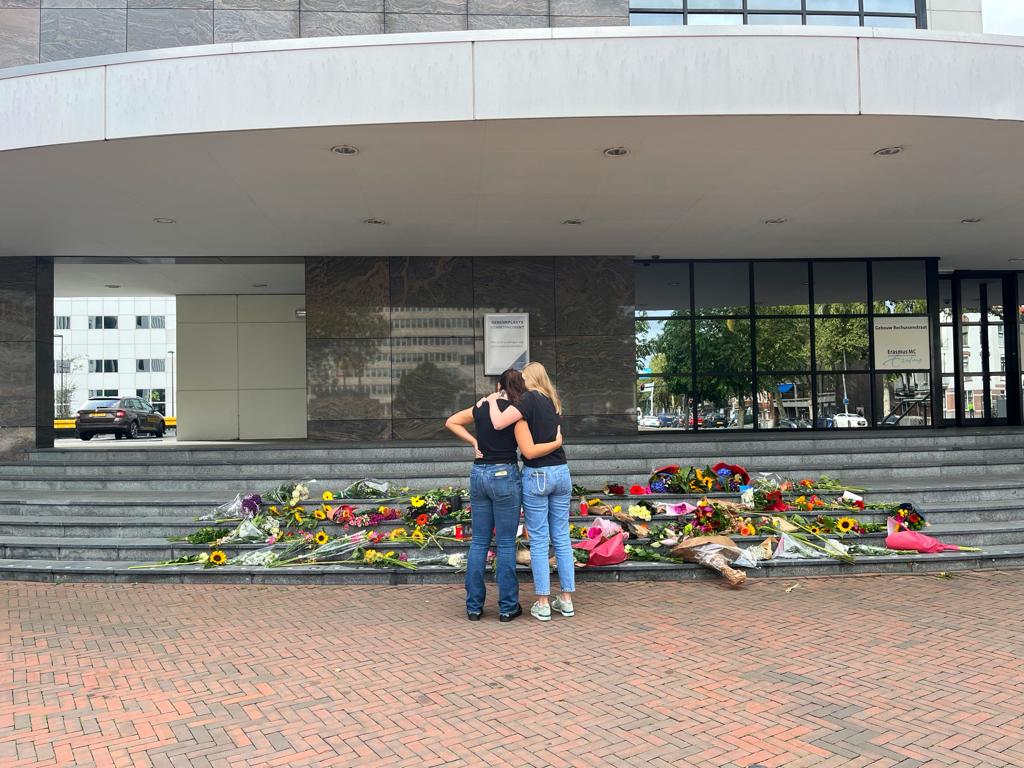 Bloemen van studenten, patiënten, collega’s en anderen stromen binnen. Om stil te staan bij de heftige gebeurtenissen van gisteren is een officiële gedenkplek ingericht bij de hoofdingang van het Gk-gebouw, Rochussenstraat. Iedereen die dat wil kan hier bloemen achterlaten.