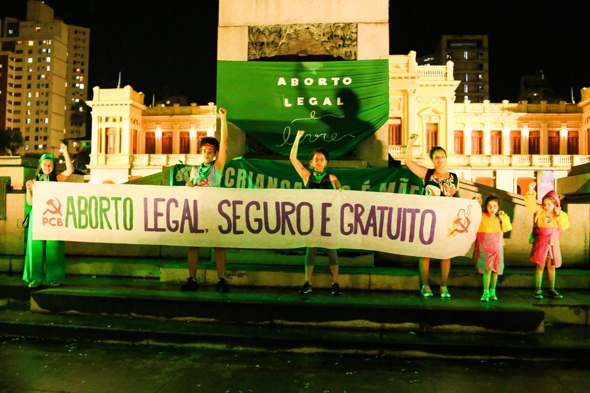 RenataReginaPCB's tweet photo. Nos queremos vivas e com direitos! Nenhuma morte por aborto clandestino!
Educação sexual para prevenir, contraceptivo para não engravidar, aborto legal e seguro para não morrer! https://t.co/KYNKtaVp48