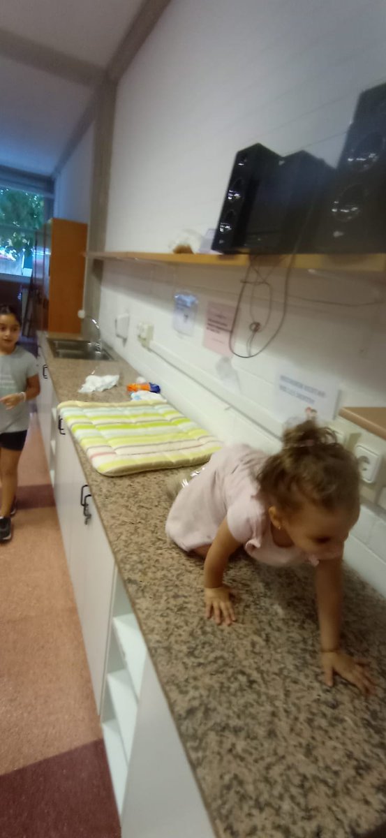 EsplaiDiana's tweet photo. La Hidaya (25 mesos) escapant del canviador 😅🙆🎯👶🏻 #bichobicho https://t.co/5KC7gnJ90k