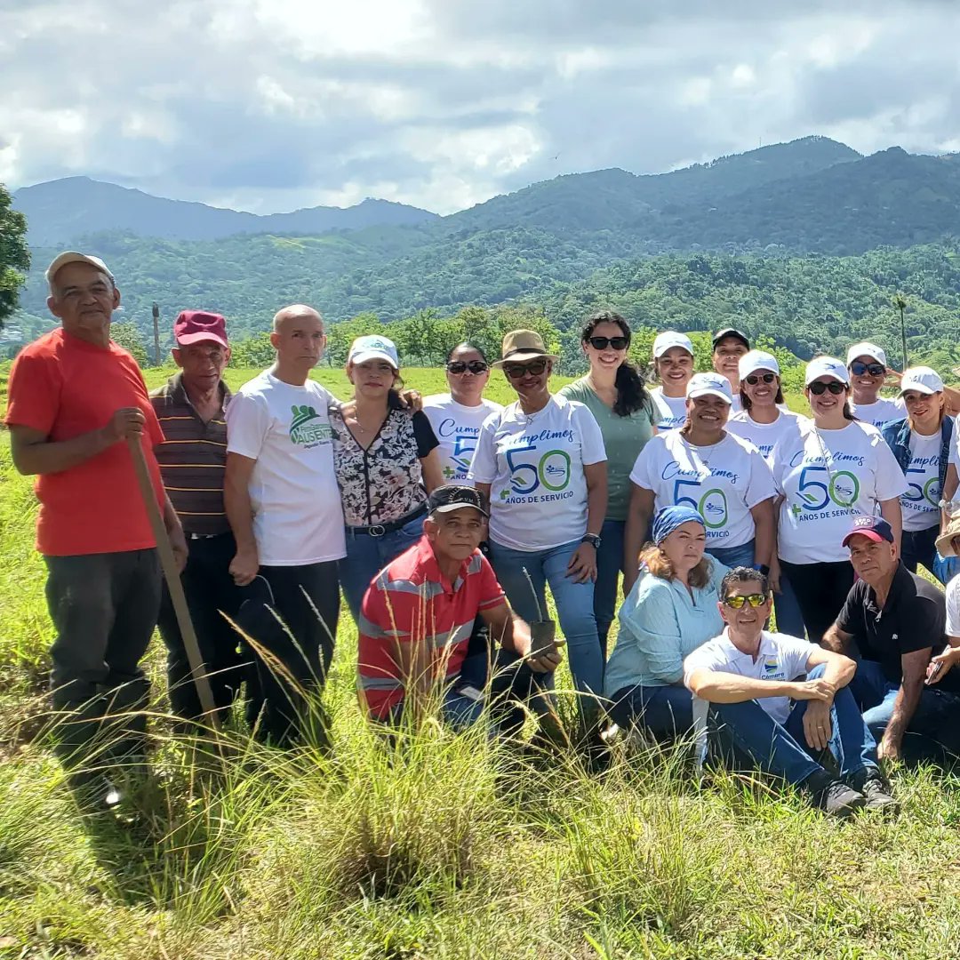 CamaraPOP's tweet photo. La Cámara de Comercio y Producción de Puerto Plata, junto a la Asociación Hijos Ausentes ProDesarrollo de Pedro García y el Centro Médico Bournigal, realizaron una jornada de reforestación en la comunidad de Pedro García, provincia Santiago. 
Unidos somos más. https://t.co/NCCTgrQZIJ