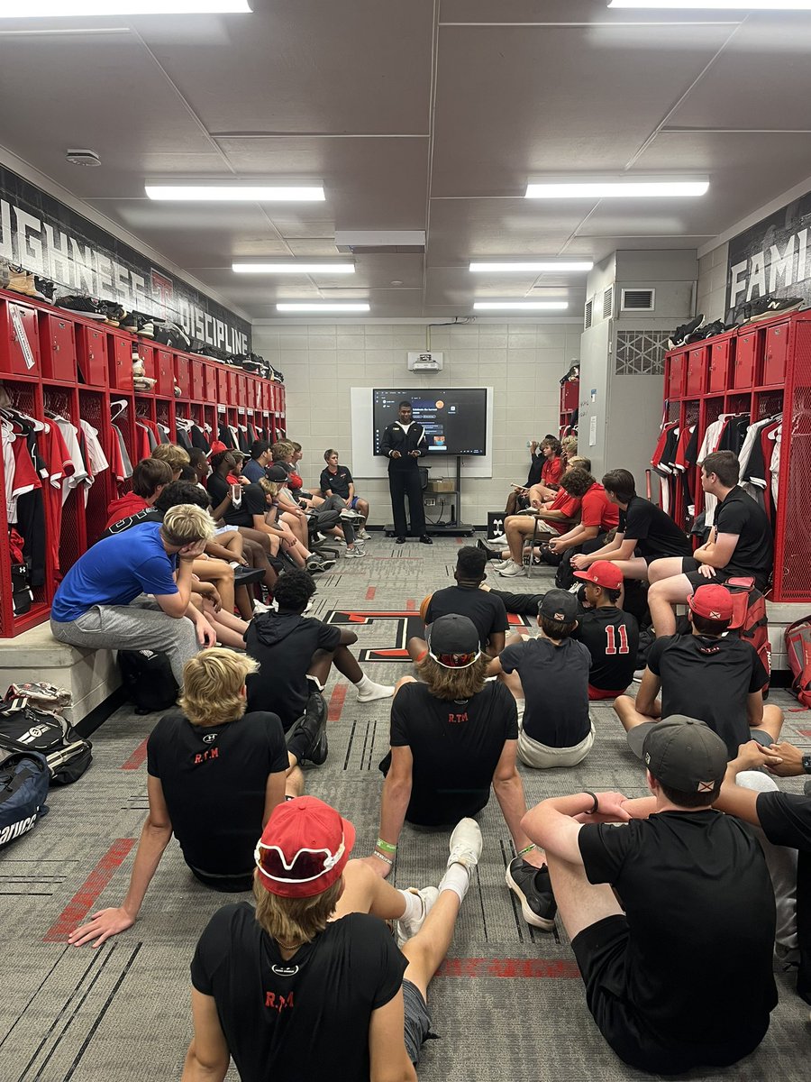 Thompsonbaseba1's tweet photo. Thank you to our guy @cameronr903 for coming and talking with the guys today about mental health, teamwork, love and patient for one another! Thank you for your service! 💪🏻 https://t.co/CJCiFVITRt