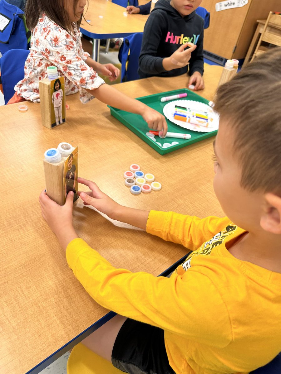 Ms_JHughes's tweet image. “Caps! Cape for sale! Fifty cents a cap!”
One focus of this weeks 🌟book was retelling. But wait… there is a twist! K-H recreated the story with themselves as the peddler! #TeachingForUnderstanding 
@Hubbard_School