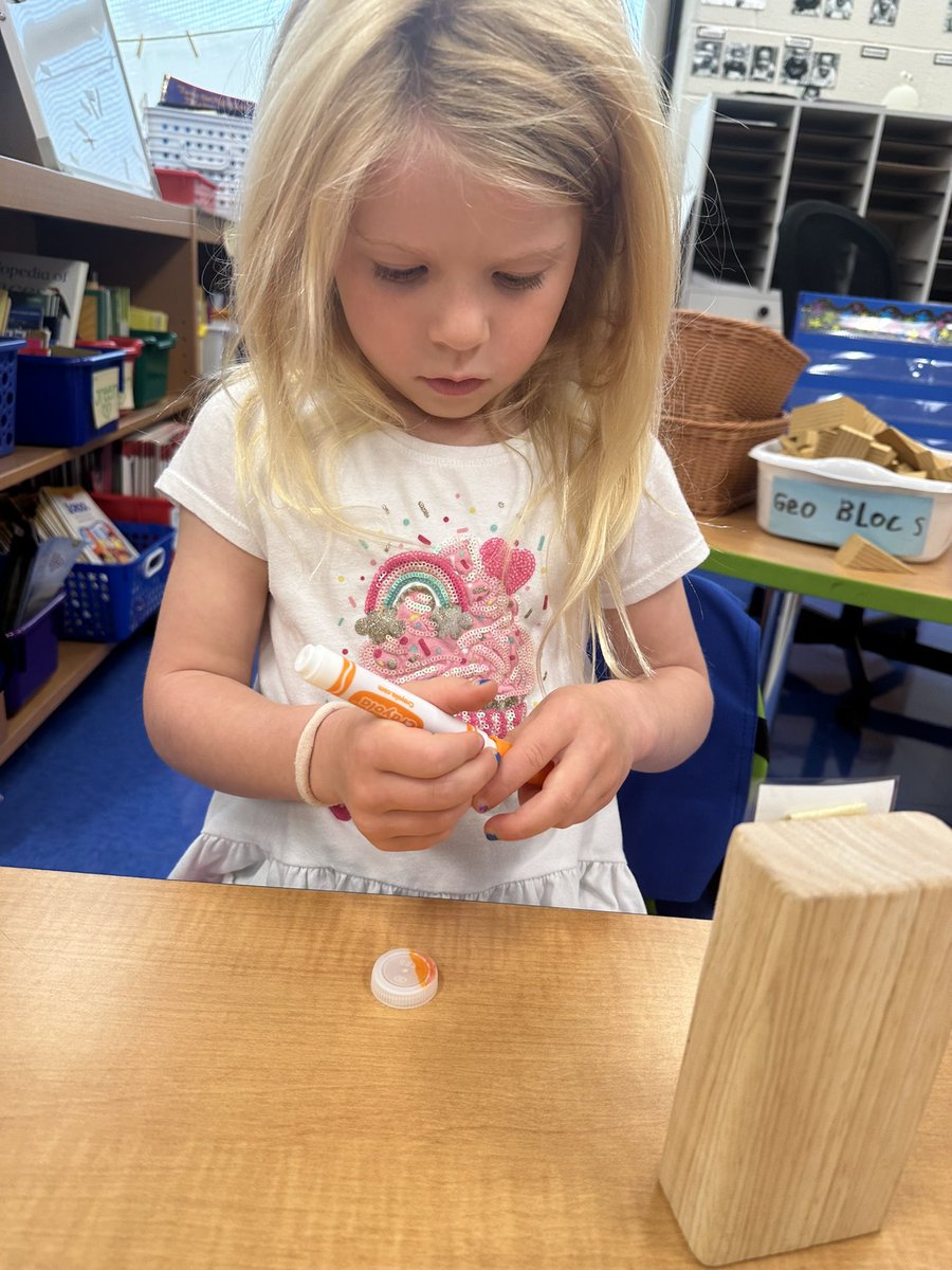 Ms_JHughes's tweet image. “Caps! Cape for sale! Fifty cents a cap!”
One focus of this weeks 🌟book was retelling. But wait… there is a twist! K-H recreated the story with themselves as the peddler! #TeachingForUnderstanding 
@Hubbard_School