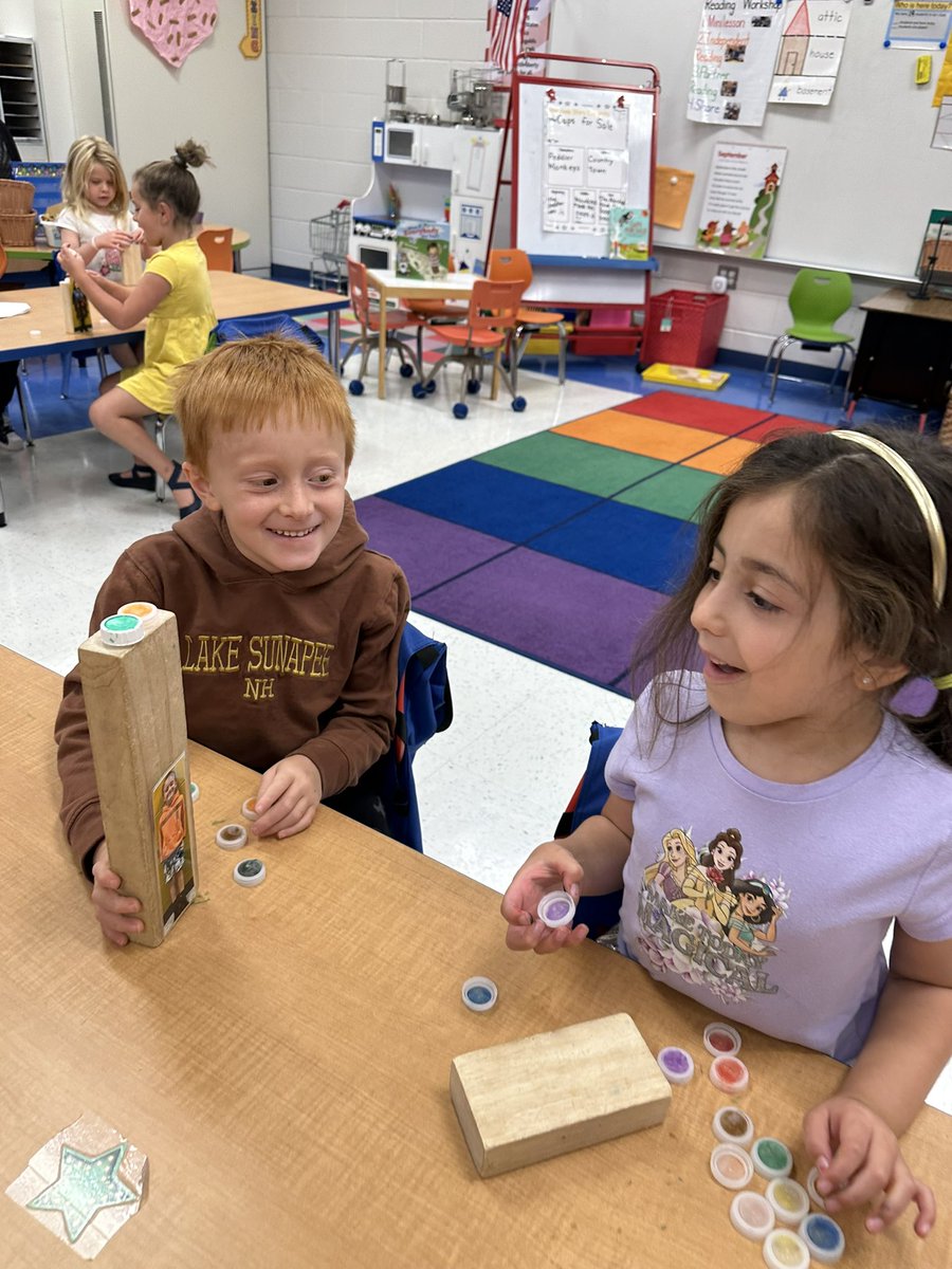 Ms_JHughes's tweet image. “Caps! Cape for sale! Fifty cents a cap!”
One focus of this weeks 🌟book was retelling. But wait… there is a twist! K-H recreated the story with themselves as the peddler! #TeachingForUnderstanding 
@Hubbard_School