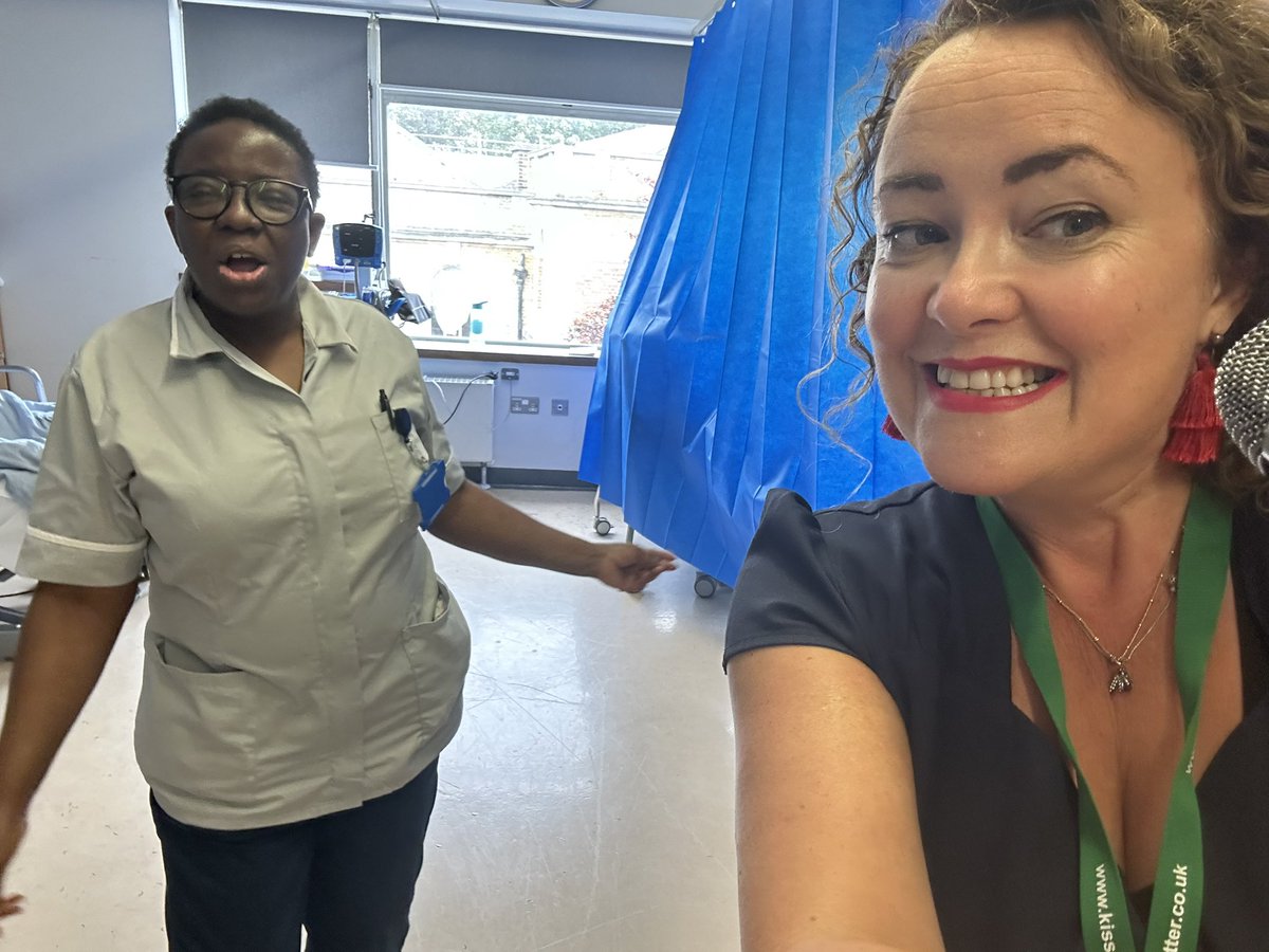 NicolaGossip's tweet image. Another visit to the #wards with more #singing &amp;amp; #dancing #happystaff #happypatients #positive &amp;amp; #uplifting #mood &amp;amp; #atmostphere 😍🤩 @KiBcharity @WhitHealth @JegedeTina @JonesDRussell