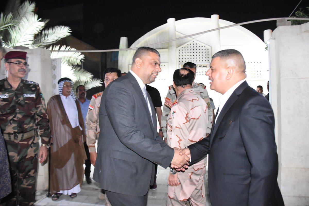 a_albtat's tweet photo. النائب حسين البطاط يرافق ممثل رئيس الوزراء الفريق جعفر البطاط الى قضاء الاصلاح لاجل درء الفتنة بين عشيرتي الرميض وال عمر بحضور قائد عمليات سومر وقائد شرطة ذي قار وجمع من السادة ومشايخ العشائر.واسفرت الجهود عن هدنة بين الطرفين لمدة 15 يوم وانهاء المظاهر المسلحة وتشكيل لجنة للصلح https://t.co/WkWSJjcPIe