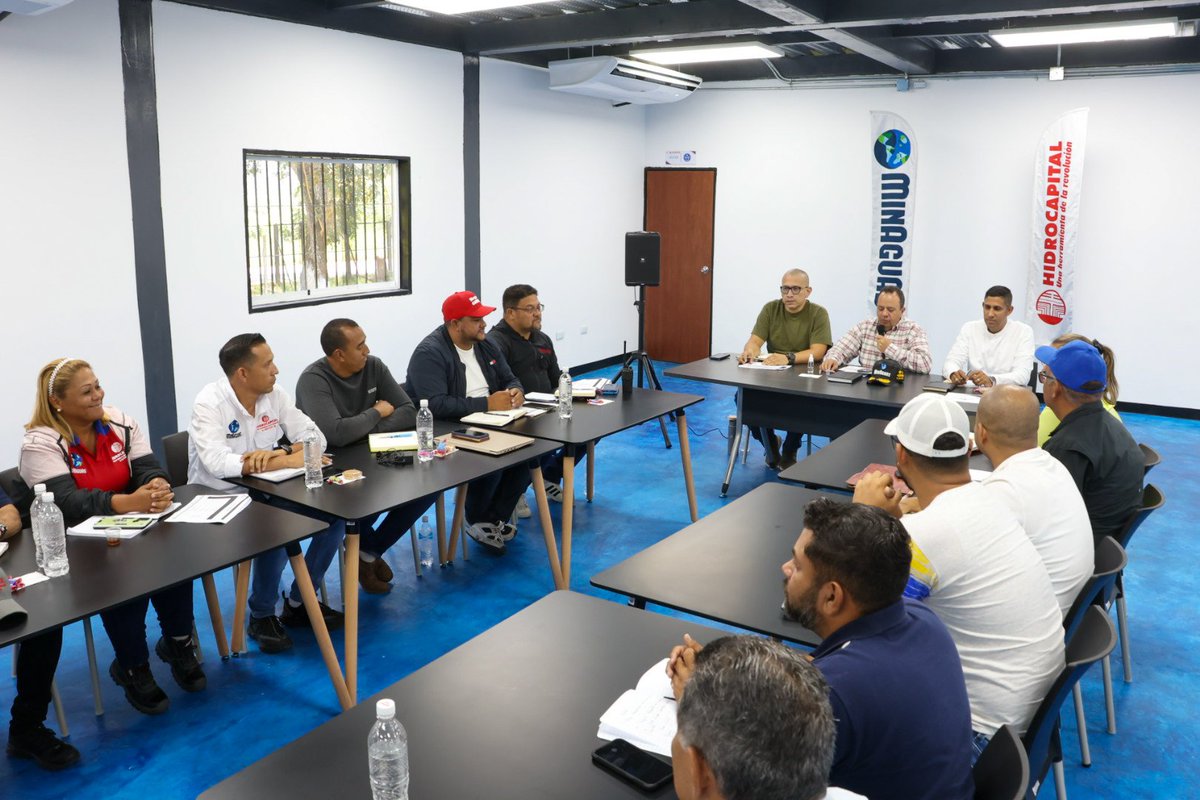 Desde la sede del acueducto Valles del Tuy, realizamos reunión junto al ministro @RMarcoTorres, el secretario de aguas del estado Miranda @arangurenpsuv, alcaldes y gerentes de Hidrocapital de este eje para evaluar avances del #1x10DelBuenGobierno #VenezuelaDeValoresYCultura