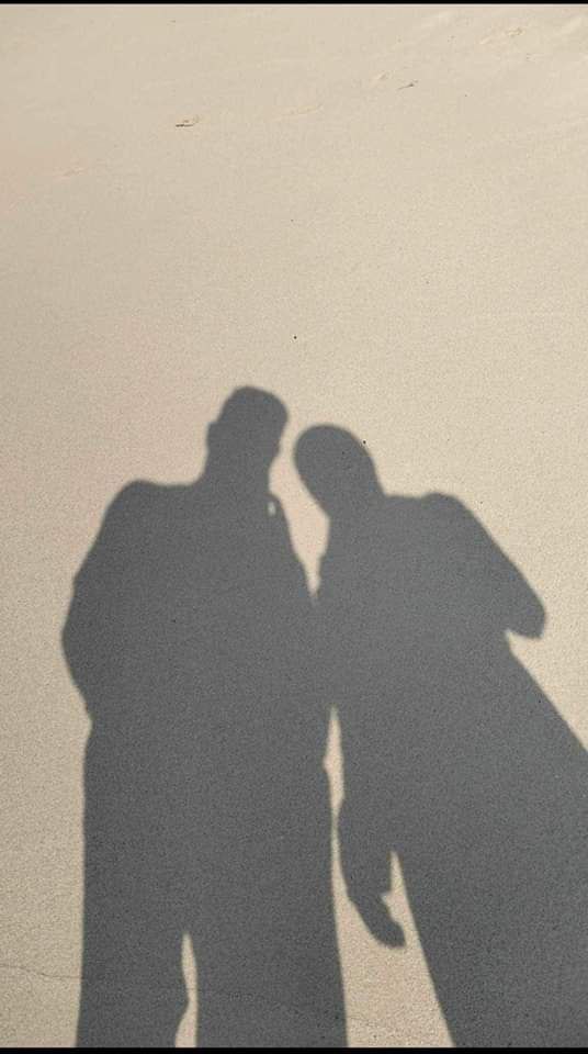 فَلا أحَبُ لـِ المَرءُ مِن أن يَجِد إلي جَانِبَهُ جَاليسَاً يَتَكي عَلَيهِ يَستَطيع أن يَسڪُب نَفسَهُ فِ نَفسِهِ وَ يَفضِي إلَيهِ بـِ سَريرَة قَلبَهُ...''