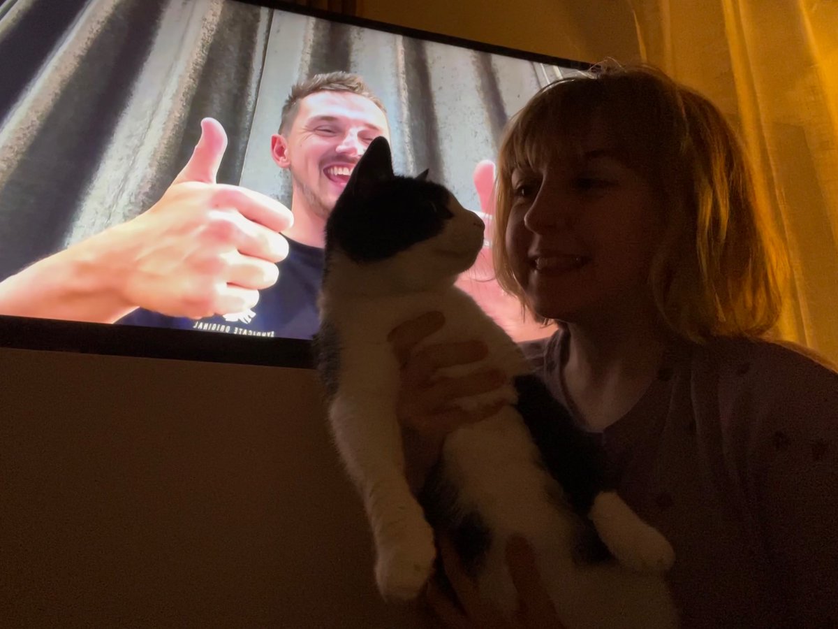 Chelsiee_97's tweet photo. Watching the @Syndicate vlog like… 

I promise Oscar wasn’t a paid actor for this picture.. 🐱 https://t.co/bmxaqsUdHd