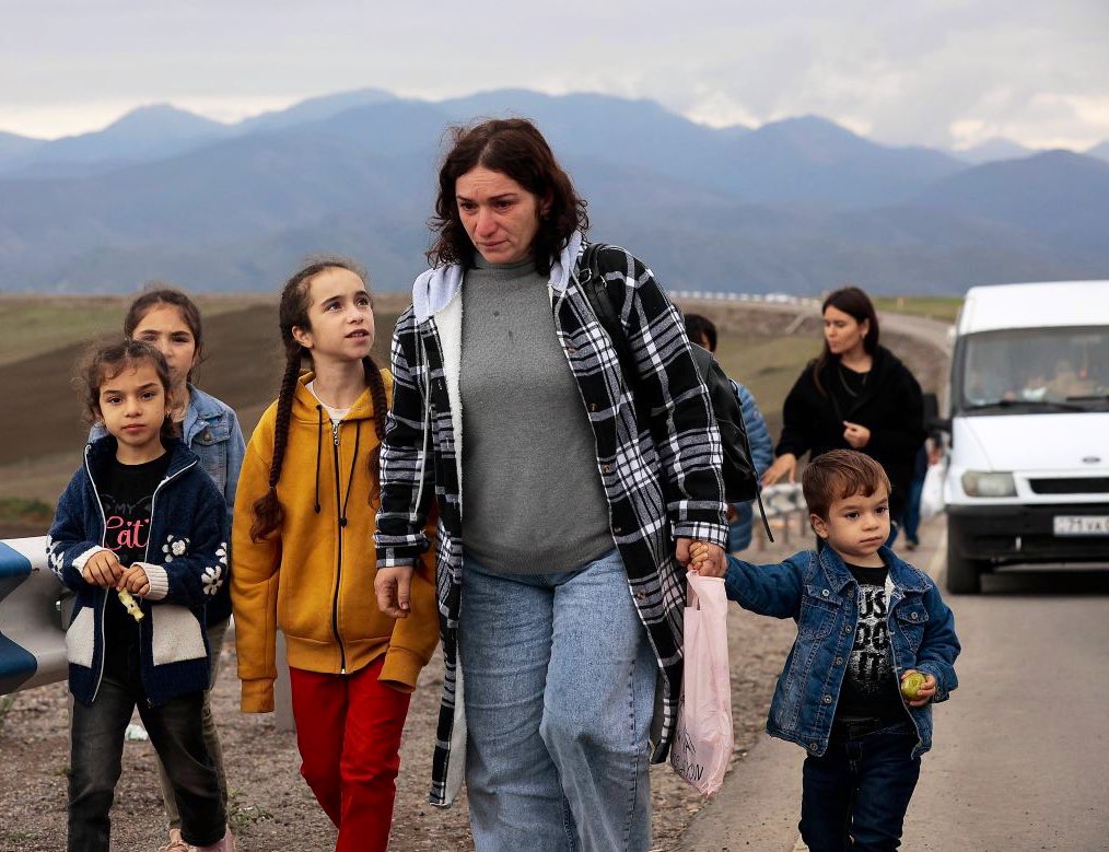 fxbellamy's tweet photo. Terrible de lire le mot de "séparatistes" repris partout pour évoquer les Arméniens du Haut-Karabakh : ils sont nés sur cette terre, marquée par l'empreinte millénaire de leur culture, de leur mémoire, de leur foi. Et ils ne demandaient rien d'autre que de vivre en paix chez eux. https://t.co/YKHpBk3J5Z