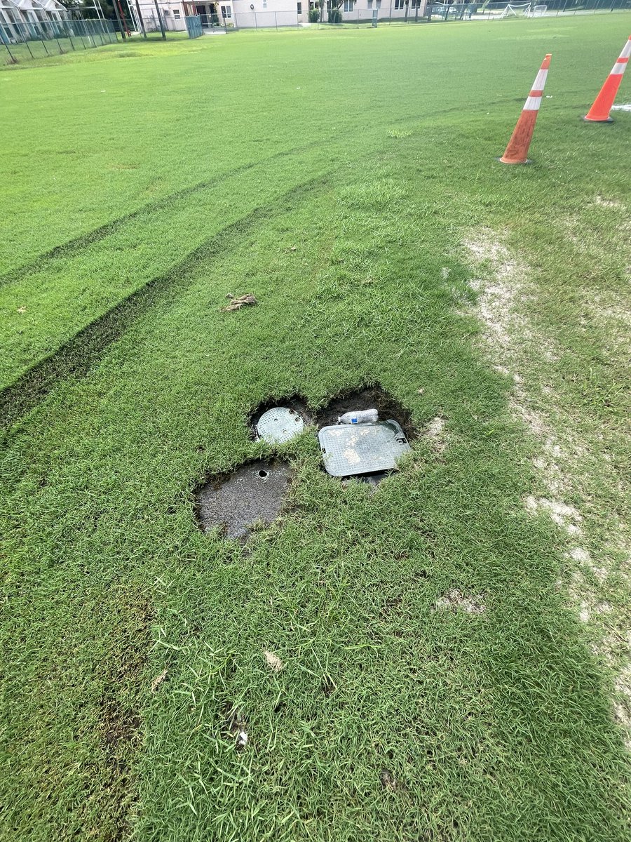 azbarroso's tweet photo. @CityofWeston Besides that we wonder if the new project is been poorly executed. Looks like there is not enough space between the poles/net and the end of the court since there are some water registers(or something else)? 😢 https://t.co/u1MAK1sWgc