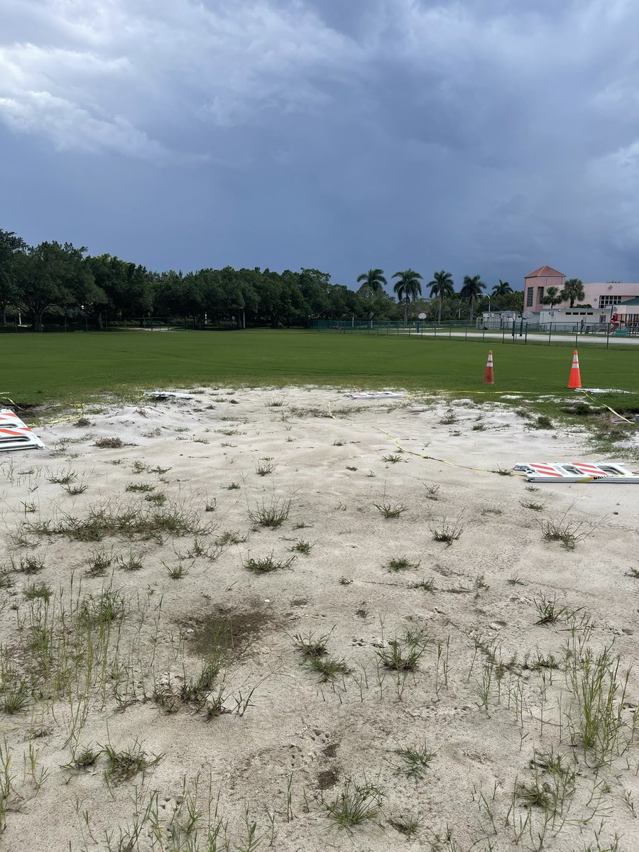 azbarroso's tweet photo. @CityofWeston Besides that we wonder if the new project is been poorly executed. Looks like there is not enough space between the poles/net and the end of the court since there are some water registers(or something else)? 😢 https://t.co/u1MAK1sWgc