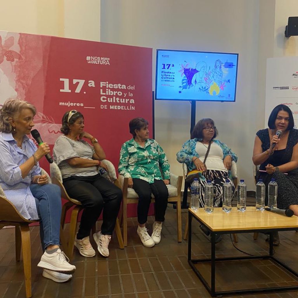 Sello_Editorial's tweet photo. ¡Estuvimos de @FiestaLibro !
En estas 4 imágenes resumimos cómo nos fue:
1. Muestra comercial en el SILU. 
2. Lanzamiento de #REDUNIB. Red de Editoriales Universitarias Iberoamericanas 
3. Charla “Las mujeres en la edición de publicaciones”
4. Presentamos la obra “Sobrevivientes" https://t.co/sJbyHVde5K