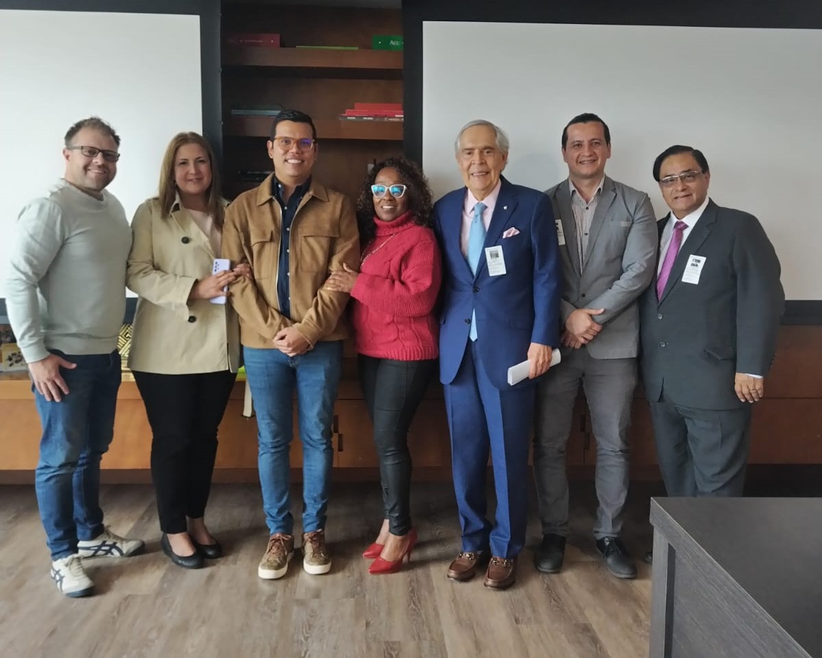 yosoyfet's tweet photo. El presidente del Grupo JOM, Jesús Oviedo Pérez; el rector de la FET, Holme Harrison Gutiérrez Bautista y el vicerrector académico, Carlos Oviedo, sostuvieron una importante reunión en el Ministerio de Educación Nacional, con el objetivo de fortalecer los canales de articulación https://t.co/KmaQ0Yb9Cr