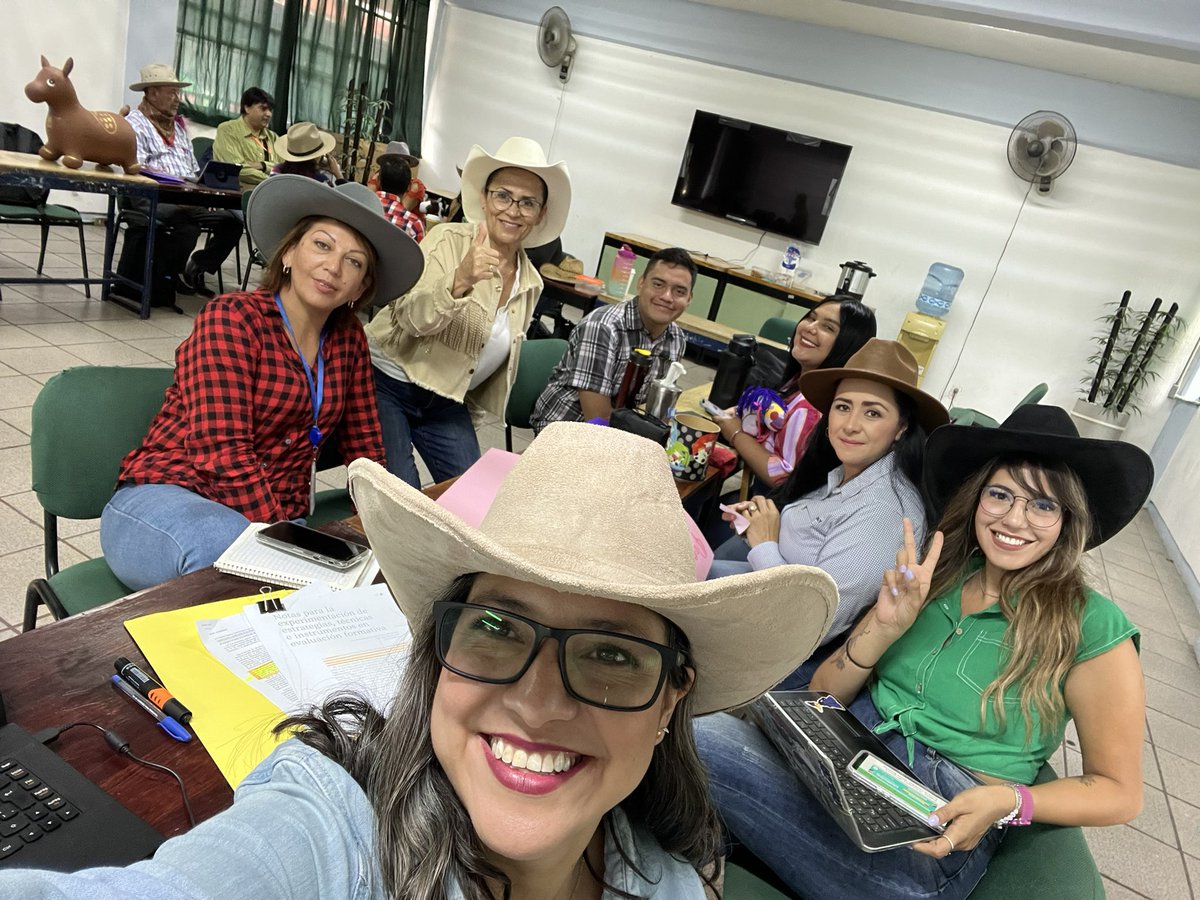 Momoregresa's tweet photo. En la #39mixta la creatividad y el ambiente no falta en el CTE #Vaqueros #Creatividad #Recrea #CAV #CTEconTemática https://t.co/5JOzYSzG0O