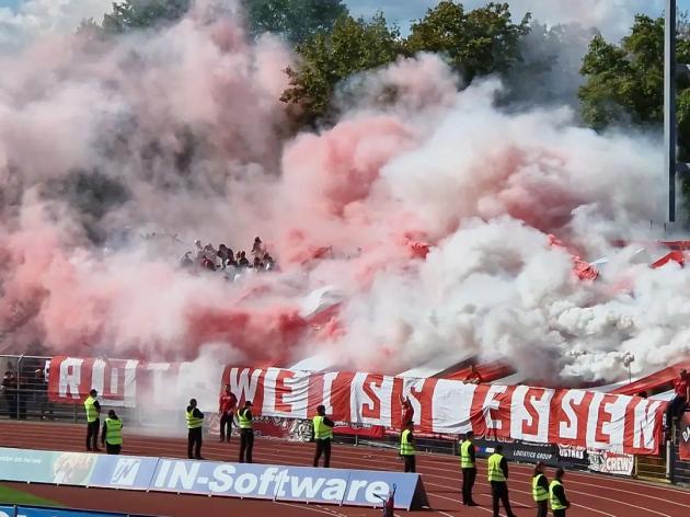 ultras1899_'s tweet photo. SSV Ulm - Rot-Weiß Essen #pyro #parcage #gasteblock #Ultras #rotweissessen #Essen #rotweiss #Ultraszene #RudeFans #3liga (24.09.23) https://t.co/eo7BmM0AvT