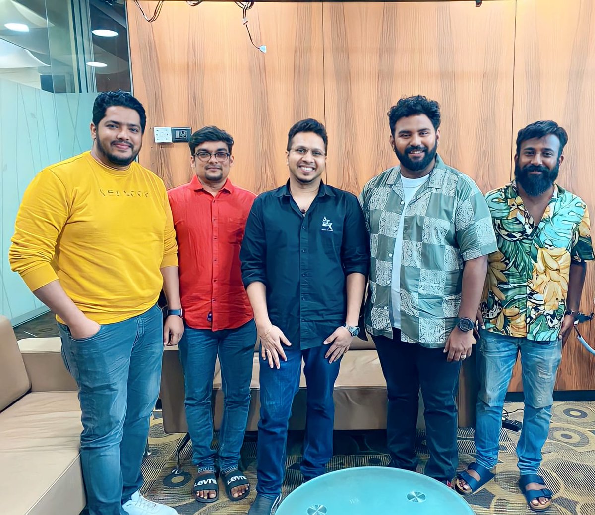 #திரும்பிப்பார் திரைப்படத்தில் நான் எழுதிய #கண்ணத்தொறந்ததும்சாமி பாடல் பற்றிய நேர்காணல் தமிழகத்தின் முதல்தர வானொலி SuryanFM இல் விரைவில்  ஒலிபரப்பாகவுள்ளது.

இந்த நிகழ்ச்சியில் இயக்குனர் இப்ராஹீம்,இசையமைப்பாளர் தேவ்குரு,மக்களிசை பாடகர் வேல்முருகன் ஆகியோரும் கலந்து கொண்டனர்..