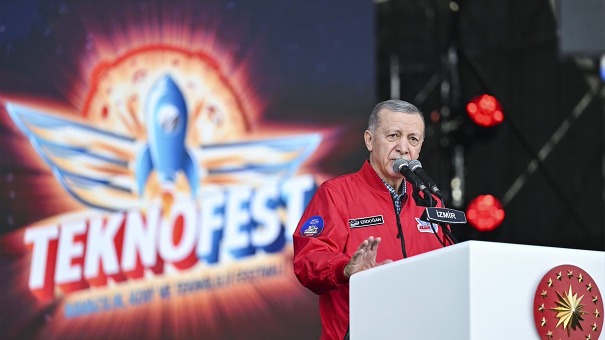 selcukuniresmi's tweet photo. Cumhurbaşkanımız Sayın @RTErdogan, Üniversitemizin de paydaşı olduğu @TEKNOFEST’te teknoloji tutkunlarıyla buluştu.

#SenGELECEKSİNdiye herkes burada! 🥳

#TürkiyeYüzyılı🇹🇷
#ÜretiminYüzyılı🇹🇷
#SelçukÜniversitesi🏆
#MillîTeknolojiHamlesi🚀 https://t.co/9TGg6VRmqT