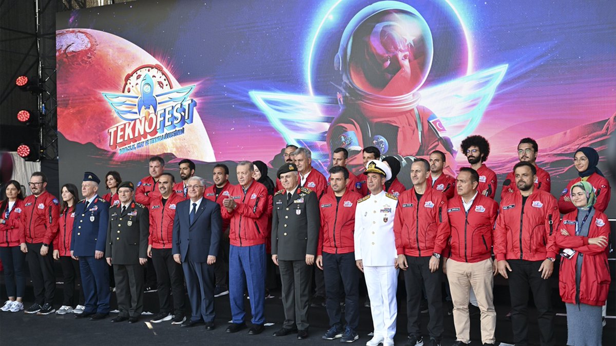 selcukuniresmi's tweet photo. Cumhurbaşkanımız Sayın @RTErdogan, Üniversitemizin de paydaşı olduğu @TEKNOFEST’te teknoloji tutkunlarıyla buluştu.

#SenGELECEKSİNdiye herkes burada! 🥳

#TürkiyeYüzyılı🇹🇷
#ÜretiminYüzyılı🇹🇷
#SelçukÜniversitesi🏆
#MillîTeknolojiHamlesi🚀 https://t.co/9TGg6VRmqT