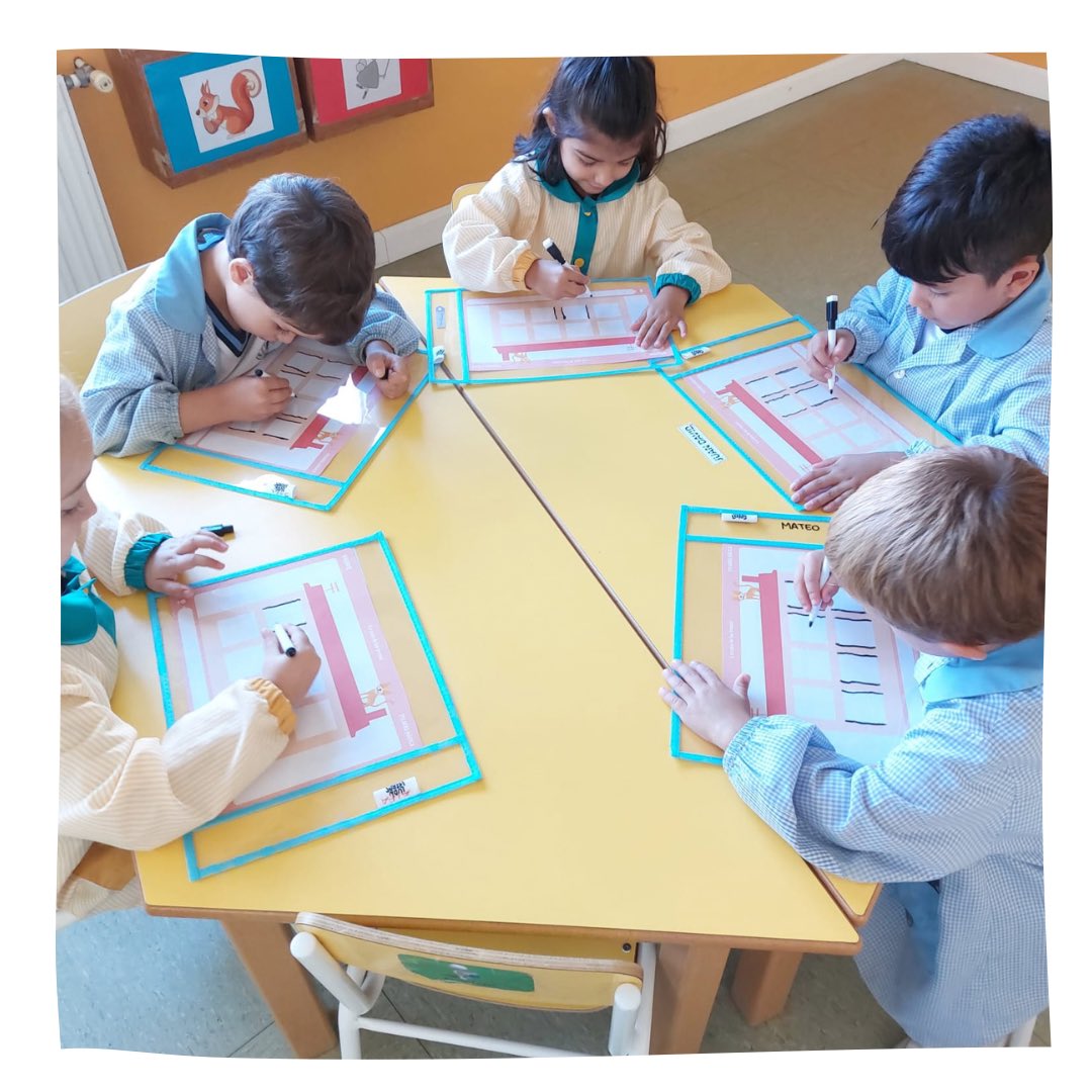 Colegiosrafael's tweet photo. 👉 La clase de #2EI trabaja el #TrazoLevantado en sus nuevas pizarras mágicas 🪄 😊.

#SomosTuCentro #SomosTuEscuela #EducacionInfantil #4años https://t.co/VqZqaZfF25