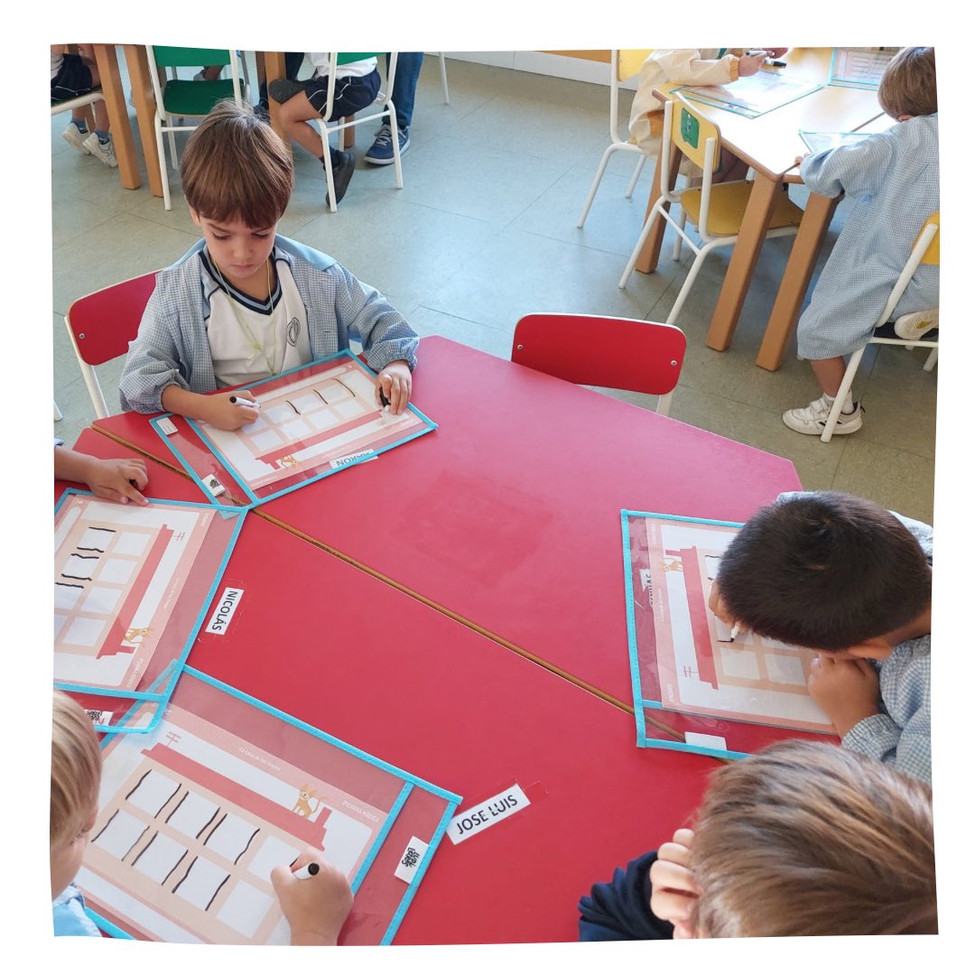 Colegiosrafael's tweet photo. 👉 La clase de #2EI trabaja el #TrazoLevantado en sus nuevas pizarras mágicas 🪄 😊.

#SomosTuCentro #SomosTuEscuela #EducacionInfantil #4años https://t.co/VqZqaZfF25