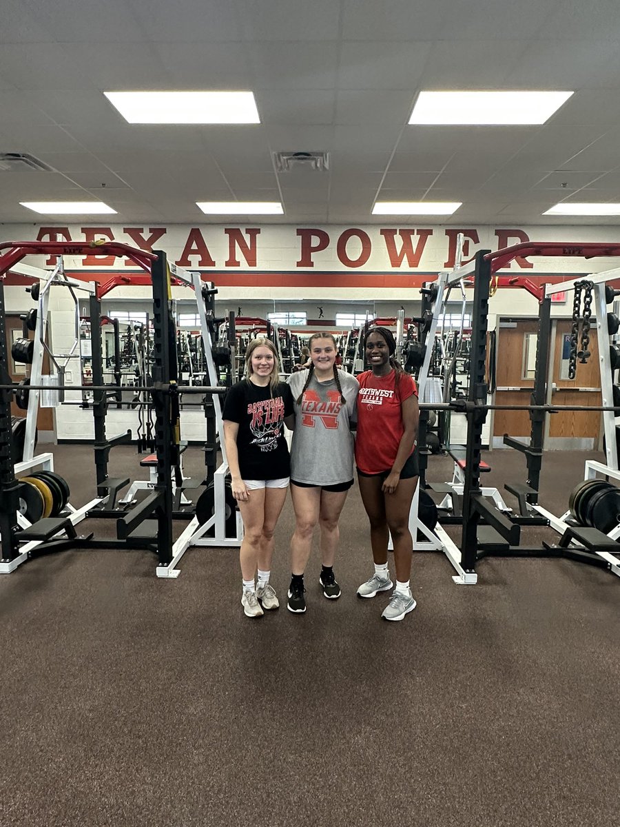 Stacking days on days!! These girls continue to show resiliency week in and week out!! Their DESIRE to be great is on another LEVEL😤

S/O to our ⭐️’s of the week!!
Avery, Lily, Dana