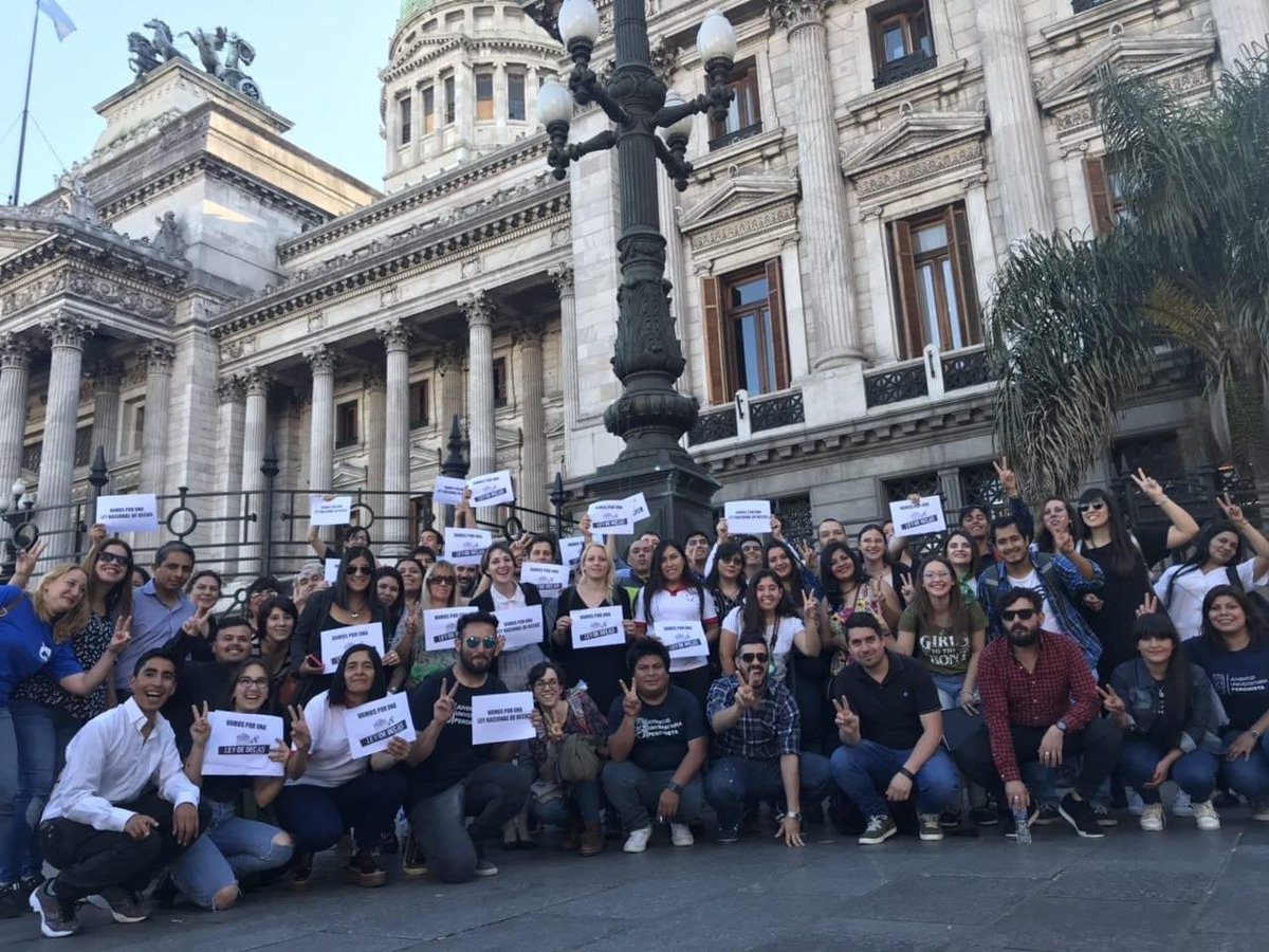 El movimiento estudiantil suma una nueva conquista! Tenemos ley nacional de becas, tenemos #LeyProgresar 🇦🇷❤️ cc <a href="/CotiBossio_/">Coti Bossio</a>  #JUP #Estudiantes #Becas