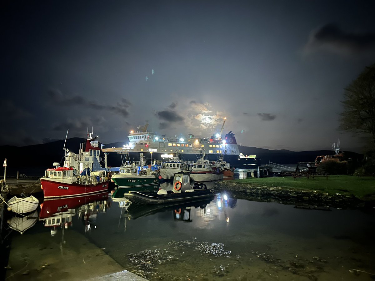 gillwilliamso12's tweet photo. Ferry arriving at Port Askaig under a full moon. #Calmacferry https://t.co/e8PInvxkTy
