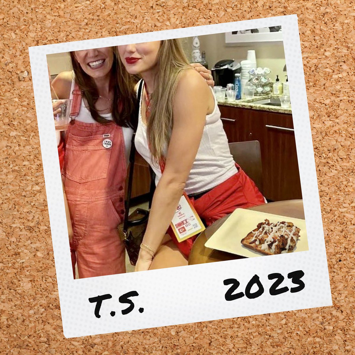 UmbertosNY's tweet photo. Taylor Swift was eating a slice of Umberto's grandma pizza with chicken, bacon, and seemingly ranch! https://t.co/9rvUQ9XIzk